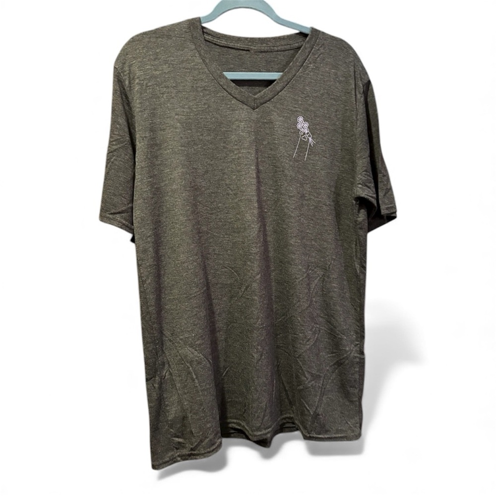 Gray cat paw holding flowers graphic v-neck tee Large
